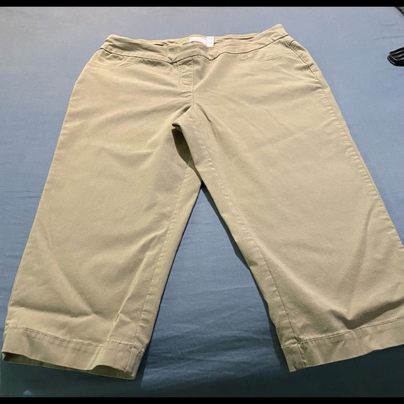 New‎ khaki capris - Picture 1 of 3